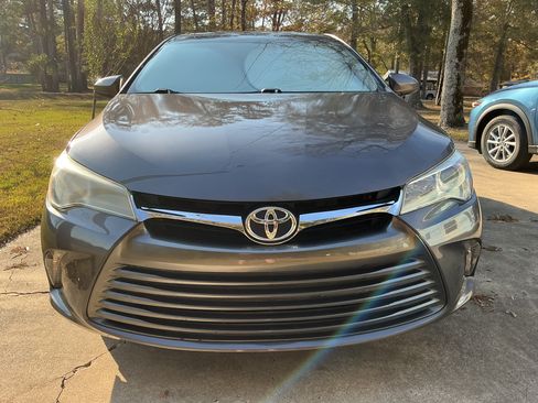Used 2016 Toyota Camry LE image 2
