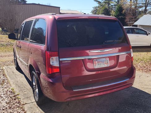 Used 2013 Chrysler Town & Country Touring-L w/ Entertainment Group #2 image 4