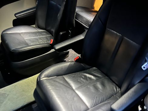 Used 2012 Chrysler Town & Country Limited w/ Luxury Group image 5