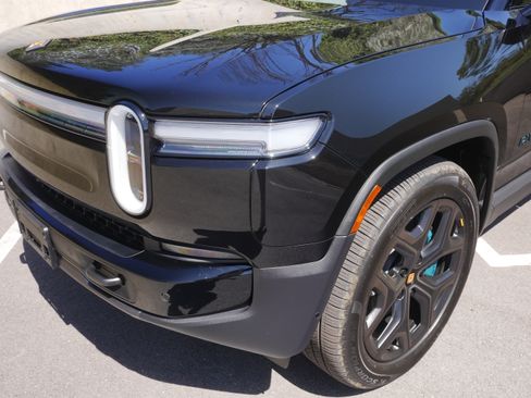 Used 2026 Rivian R1T Premium image 10