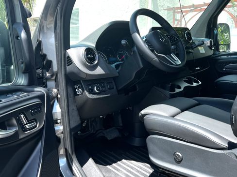 Used 2024 Mercedes-Benz Sprinter 2500 image 9