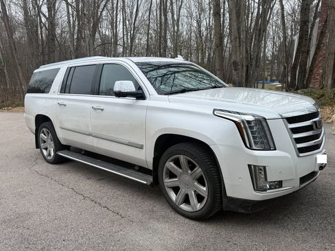 Used 2019 Cadillac Escalade ESV Luxury image 1