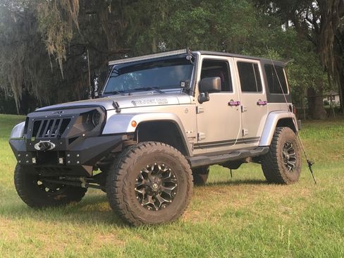 Used 2018 Jeep Wrangler Unlimited Sahara w/ Connectivity Group image 12