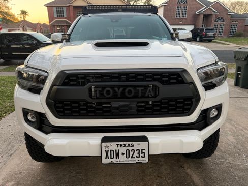 Used 2022 Toyota Tacoma TRD Sport w/ Technology Package image 11