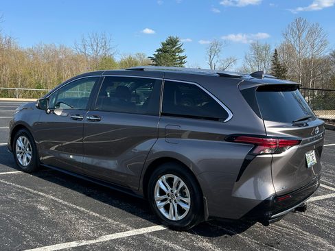 Used 2022 Toyota Sienna Limited image 4