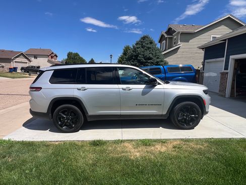 Used 2024 Jeep Grand Cherokee L Limited w/ Black Appearance Package AWD/4WD image 4
