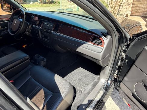 Used 2008 Lincoln Town Car Signature Limited image 13