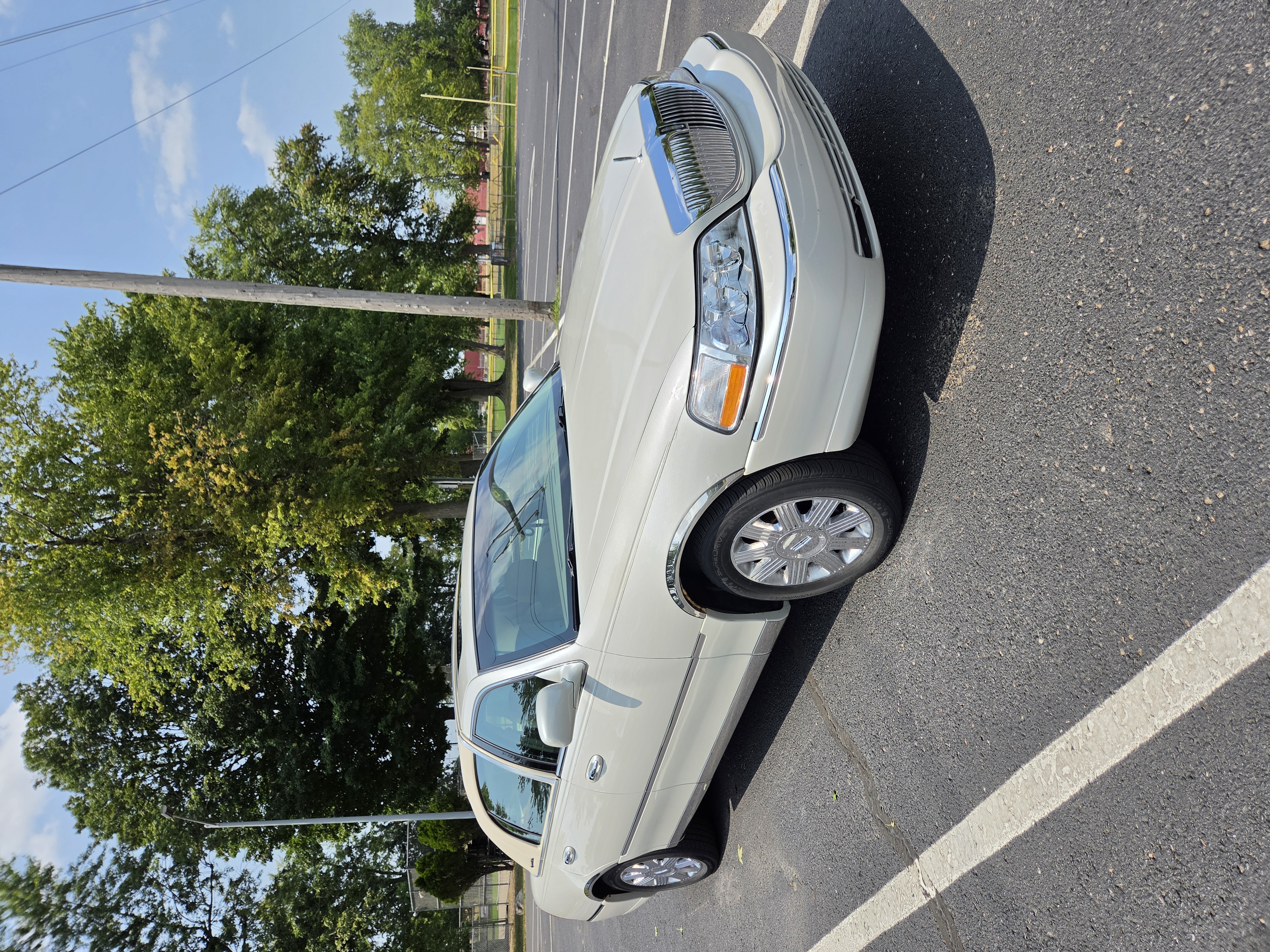 Used 2005 Lincoln Town Car Signature Limited RWD image 4