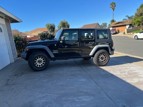 Used 2010 Jeep Wrangler Unlimited Sport image 1