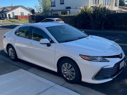 Used 2022 Toyota Camry LE image 2