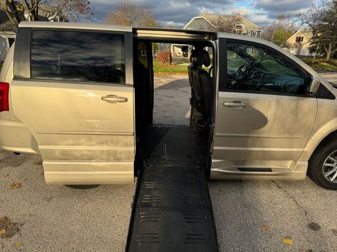 Used 2014 Dodge Grand Caravan R/T w/ Safety Sphere Group image 9