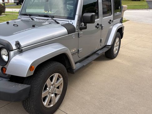 Used 2013 Jeep Wrangler Unlimited Sahara w/ Dual Top Group AWD/4WD image 6