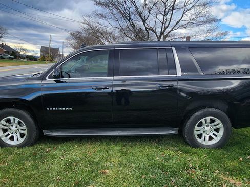 Used 2017 Chevrolet Suburban LT image 2