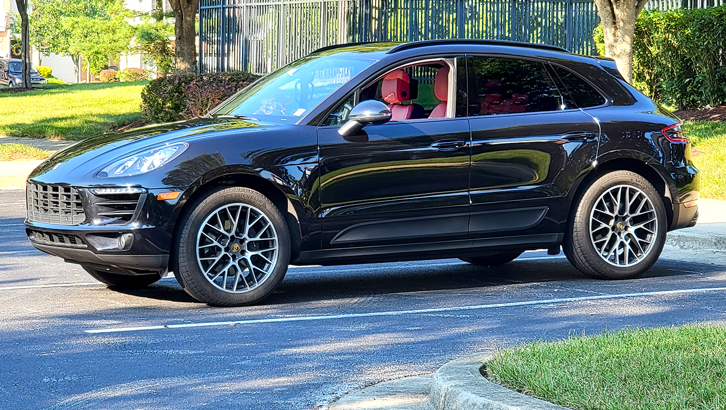 Used 2018 Porsche Macan Sport Edition AWD/4WD image 1