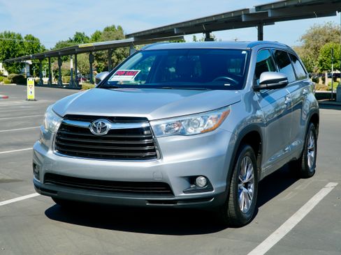 Used 2015 Toyota Highlander XLE FWD image 4