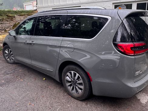 Used 2021 Chrysler Pacifica Limited FWD image 4