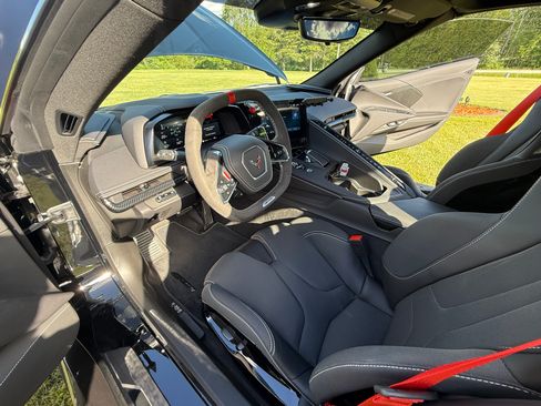 Used 2025 Chevrolet Corvette Z06 RWD image 16