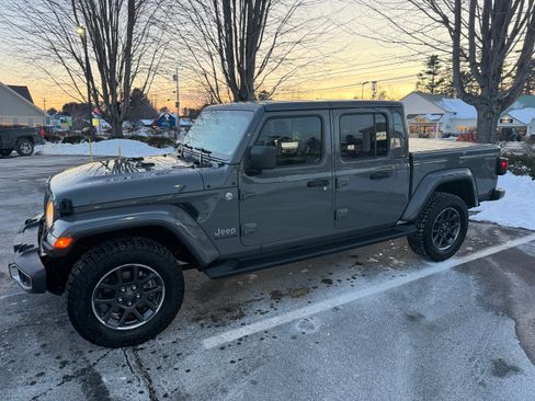 Used 2021 Jeep Gladiator Overland w/ Popular Equipment Package image 1
