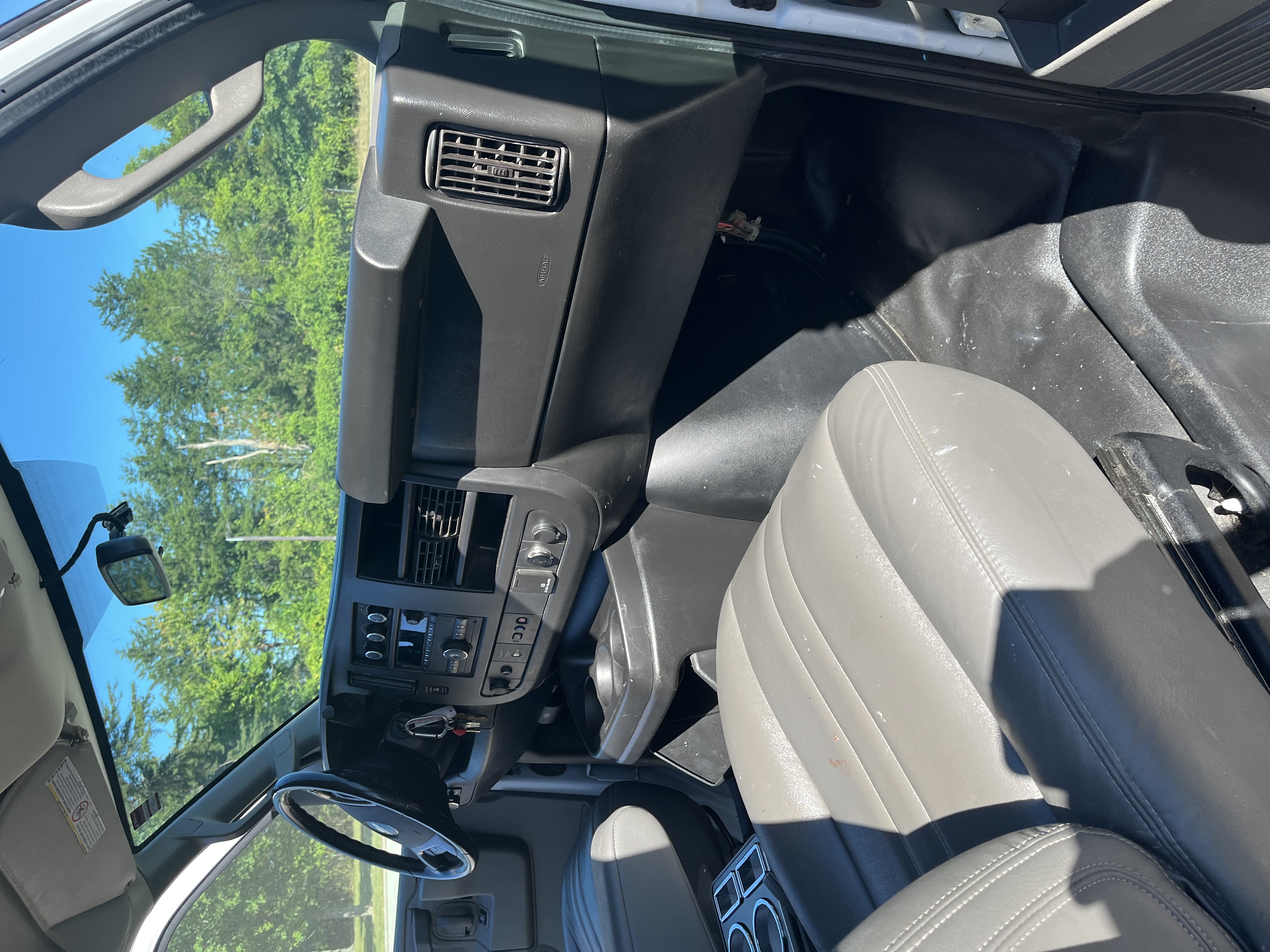 Used 2019 Chevrolet Express 3500 w/ Driver Convenience Package RWD image 2