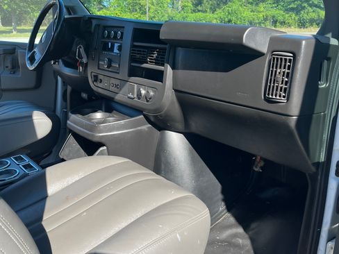 Used 2019 Chevrolet Express 3500 w/ Driver Convenience Package RWD image 2