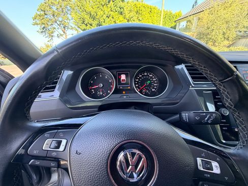Used 2020 Volkswagen Tiguan SE R-Line image 10