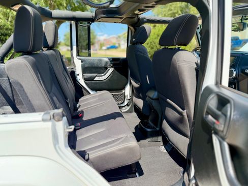 Used 2017 Jeep Wrangler Unlimited Sahara w/ Connectivity Group AWD/4WD image 18