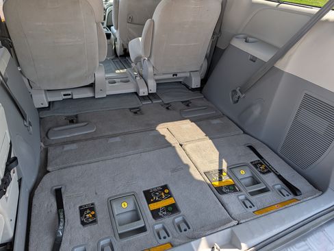 Used 2011 Toyota Sienna LE w/ Towing Pkg image 19