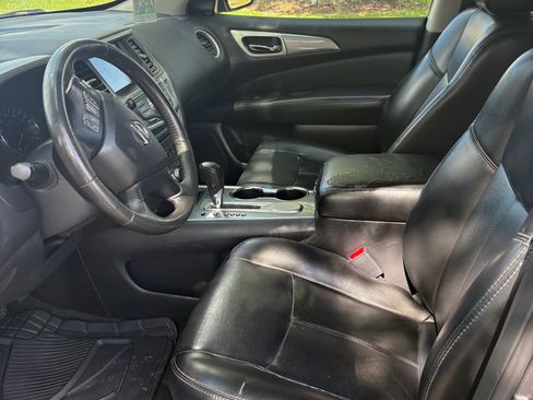Used 2017 Nissan Pathfinder SL image 2