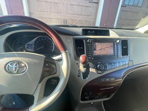 Used 2011 Toyota Sienna Limited image 12