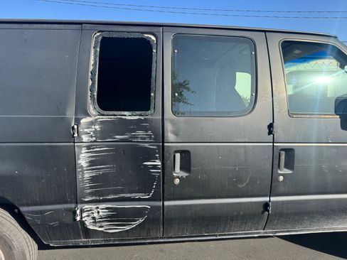 Used 2009 Ford E-150 and Econoline 150 Van 3D image 4