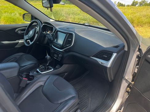 Used 2018 Jeep Cherokee Latitude Plus FWD image 10