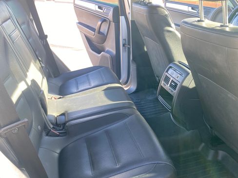 Used 2014 Volkswagen Touareg Sport image 12
