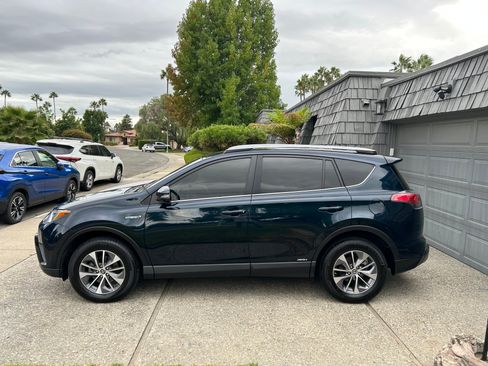 Used 2018 Toyota RAV4 LE AWD/4WD image 2