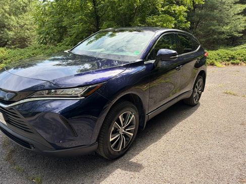 Used 2022 Toyota Venza LE AWD/4WD image 11