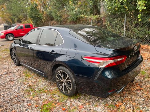 Used 2018 Toyota Camry SE image 2