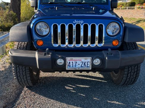 Used 2010 Jeep Wrangler Unlimited Sport image 2