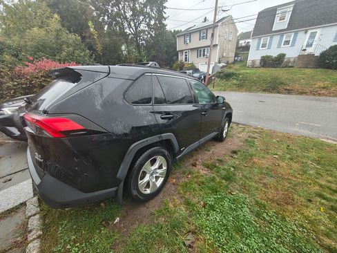 Used 2021 Toyota RAV4 XLE image 4