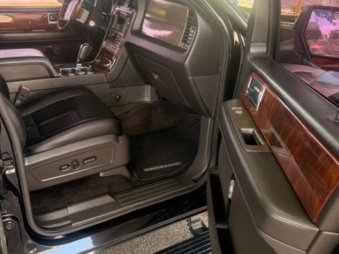 Used 2011 Lincoln Navigator 2WD image 4