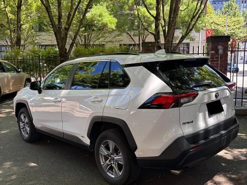 Used 2022 Toyota RAV4 LE AWD/4WD image 6
