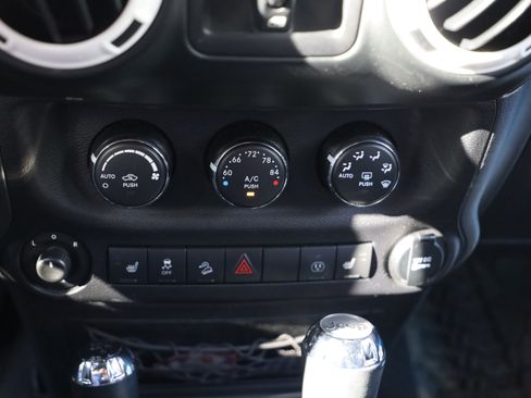 Used 2014 Jeep Wrangler Unlimited Sahara AWD/4WD image 15