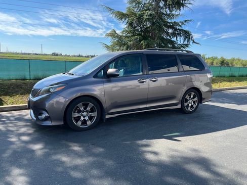 Used 2017 Toyota Sienna SE Premium image 1