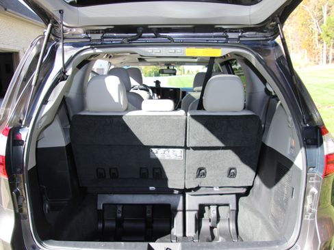 Used 2017 Toyota Sienna Limited image 11