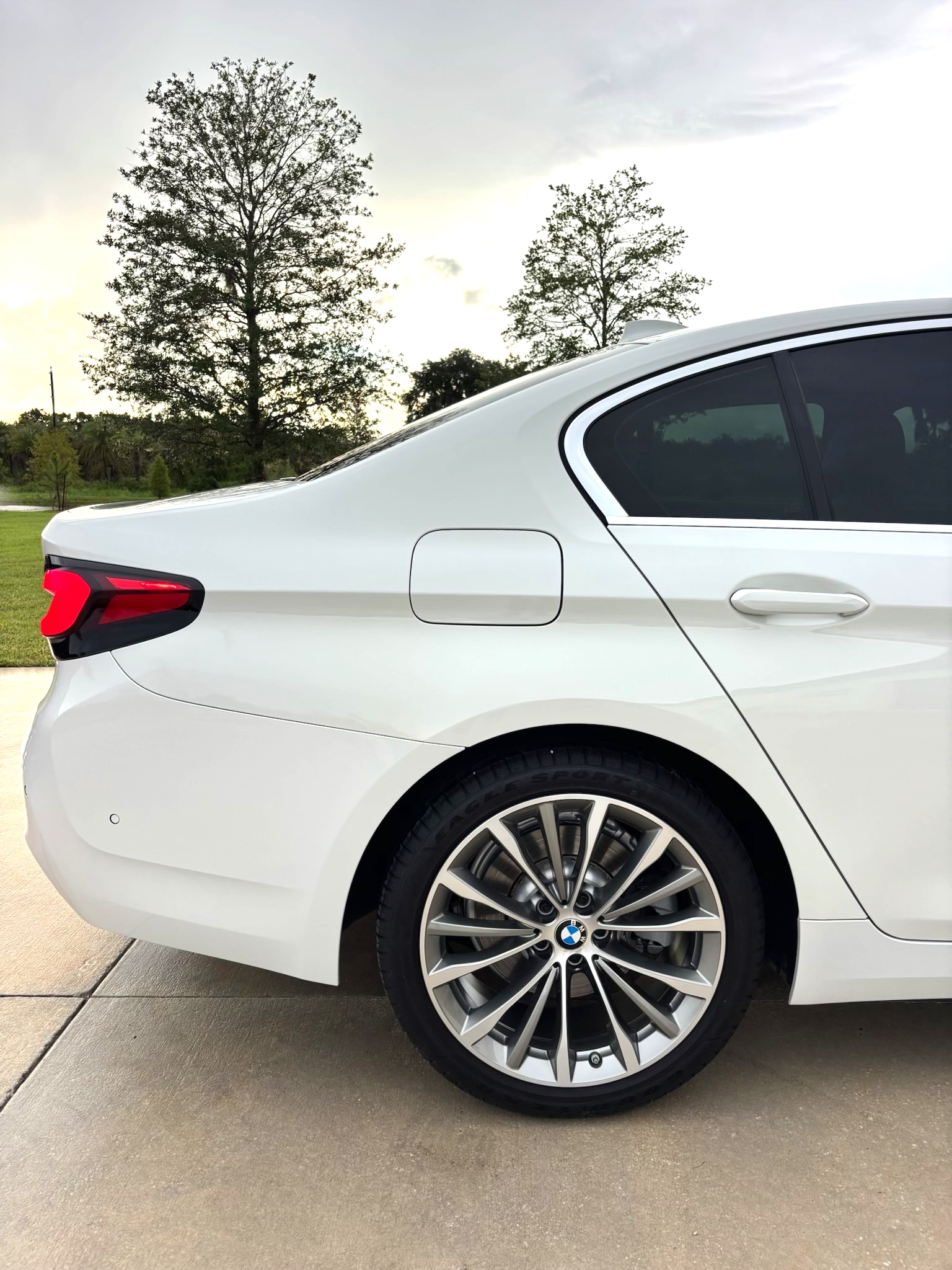 Used 2021 BMW 530i w/ Premium Package RWD image 9