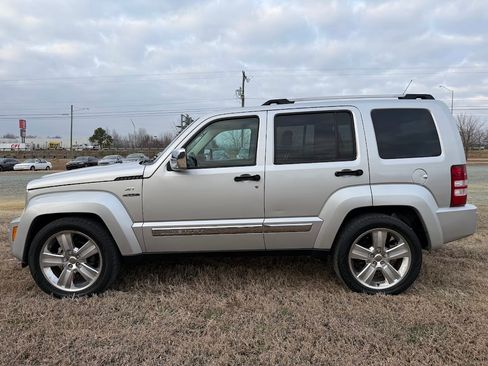 Used 2011 Jeep Liberty Sport image 2
