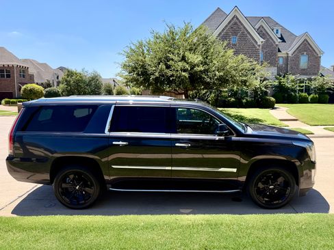 Used 2018 Cadillac Escalade ESV Luxury AWD/4WD image 12