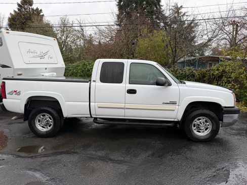 Used 2004 Chevrolet Silverado 2500 LT w/ Heavy-Duty Power Package image 4