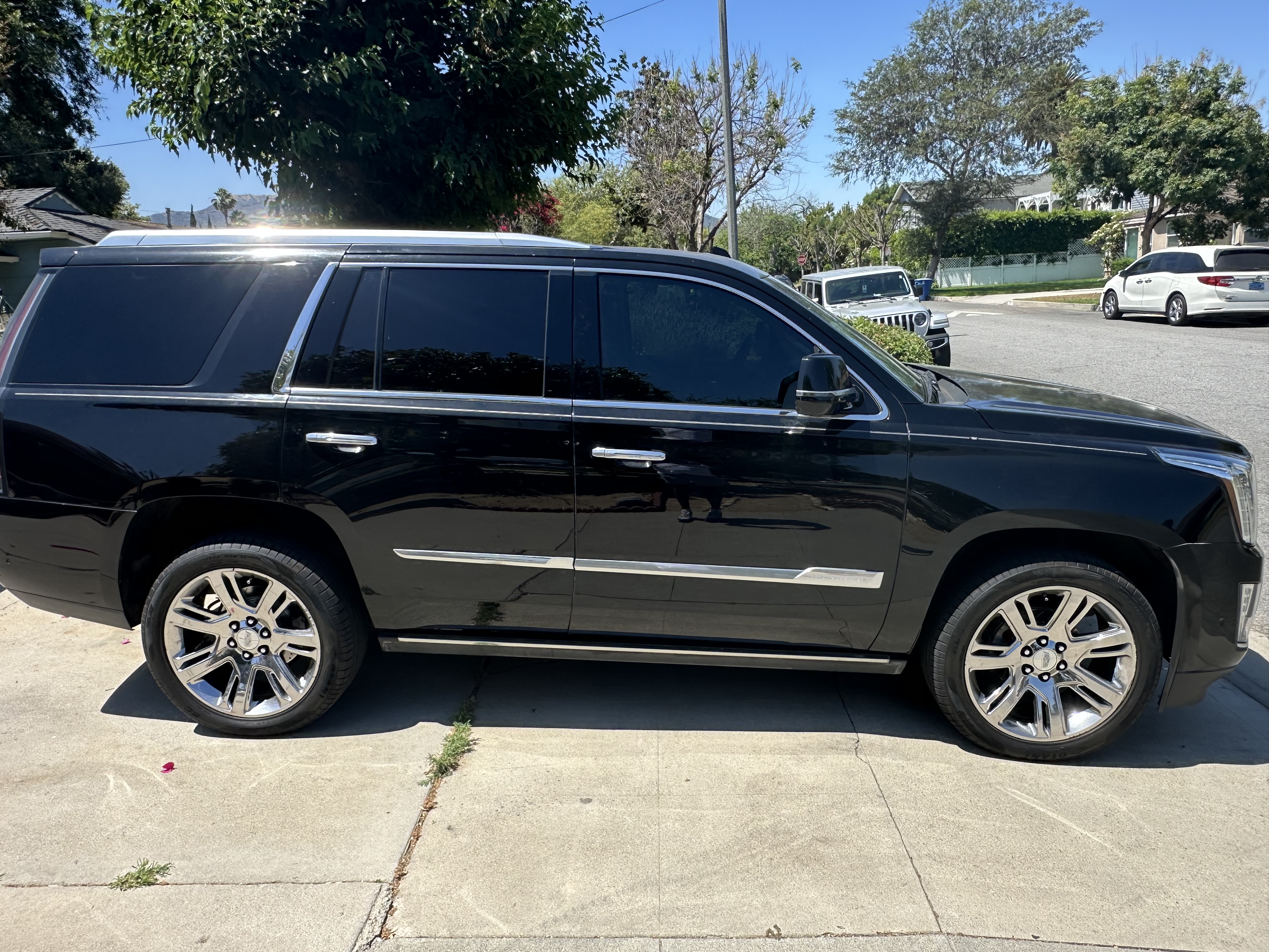 Used 2017 Cadillac Escalade Premium Luxury RWD image 17