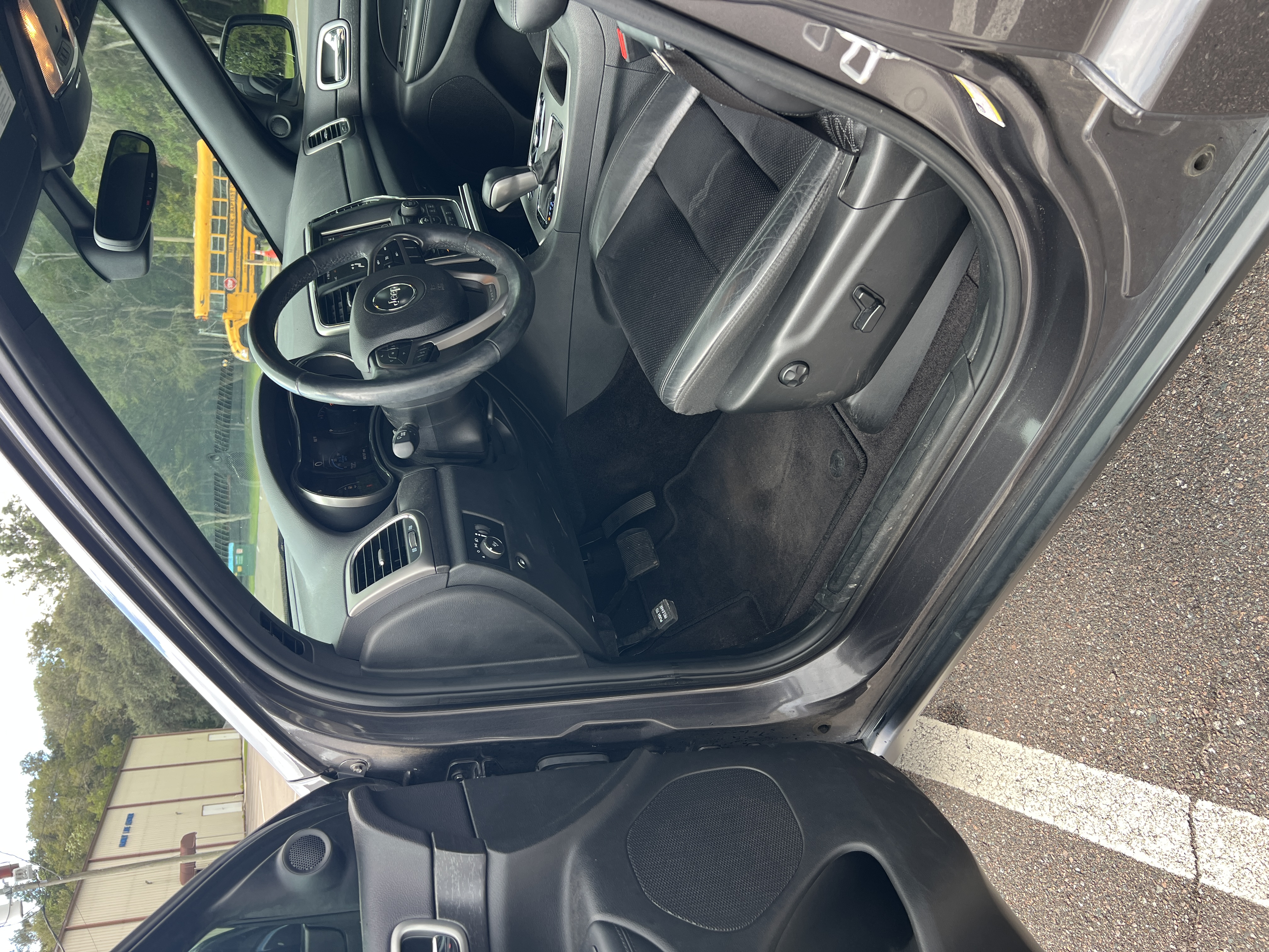 Used 2018 Jeep Grand Cherokee Laredo RWD image 8