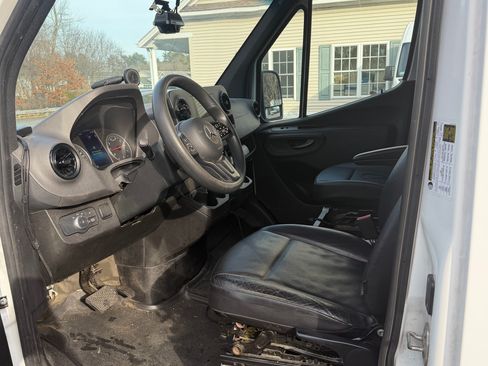 Used 2022 Mercedes-Benz Sprinter 2500 image 9