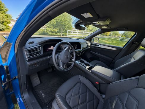 Used 2025 Volkswagen Atlas Cross Sport SE AWD/4WD image 4